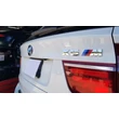 Kép 2/2 - Gyári BMW F15 F85 "X5M" csomagtartó felirat 51148057980