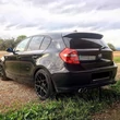 Kép 2/10 - BMW E81 E87 lakkozott fekete hátsó ablak spoiler