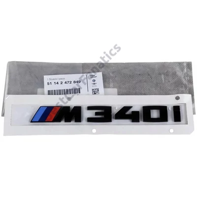 Gyári BMW "M340i" színes-fekete Performance csomagtartó felirat G20-ra 51142472849
