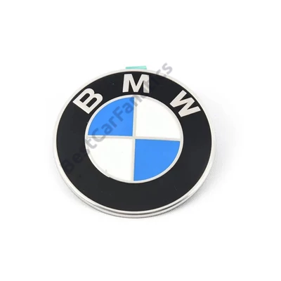 Gyári BMW 74mm-es F90 M5 G20 G30 G31 G32 csomagtartó embléma 51147463715