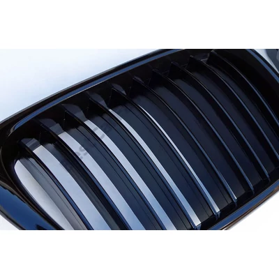 BMW E39 1995-2003 facelift utáni stílusú lakkozott fekete vese