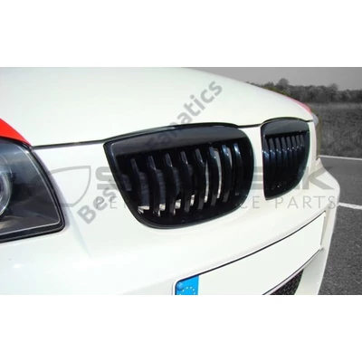 BMW E81 E87 fényes lakkozott fekete E90 stílusú vese