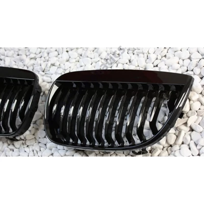 BMW E81 E87 fényes lakkozott fekete E90 stílusú vese