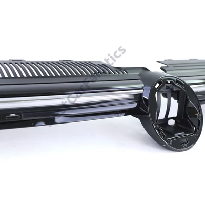 VW Volkswagen Golf VIII GTI stílusú lakkozott fekete világítós hűtőrács króm csíkkal (emblématartós)