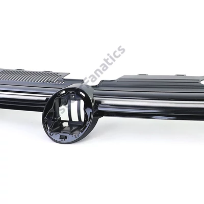 VW Volkswagen Golf VIII GTI stílusú lakkozott fekete világítós hűtőrács króm csíkkal (emblématartós)