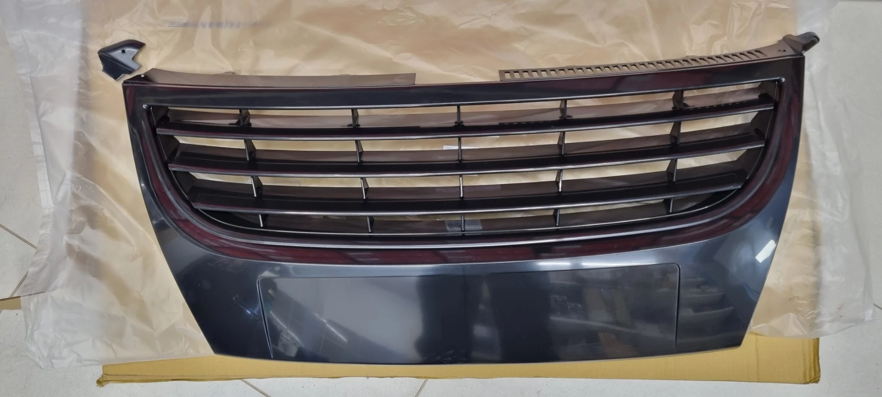 VW Volkswagen Touran 1T2 2006-2010 fekete hűtőrács (jobb fül törött)