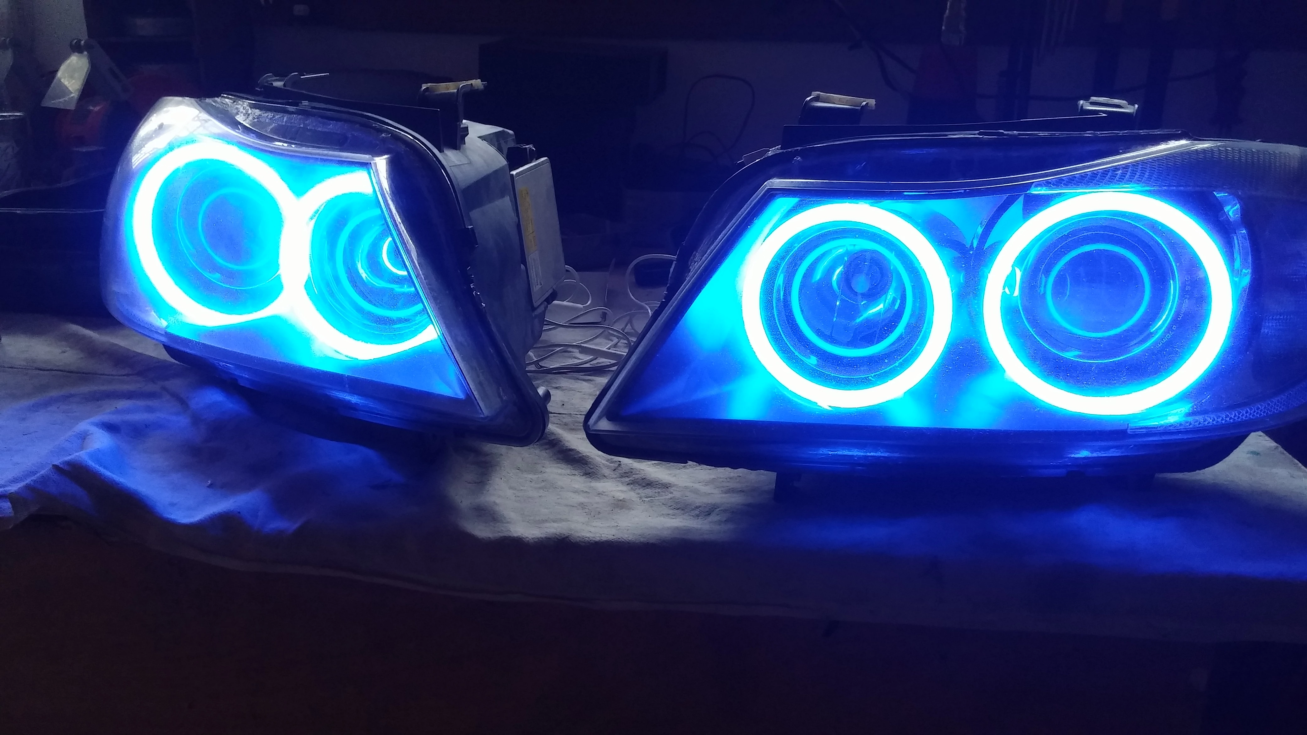 BMW E90 E91 xenon lámpába OPÁL SMD RGB LED színváltós angel eye nappali menetfény