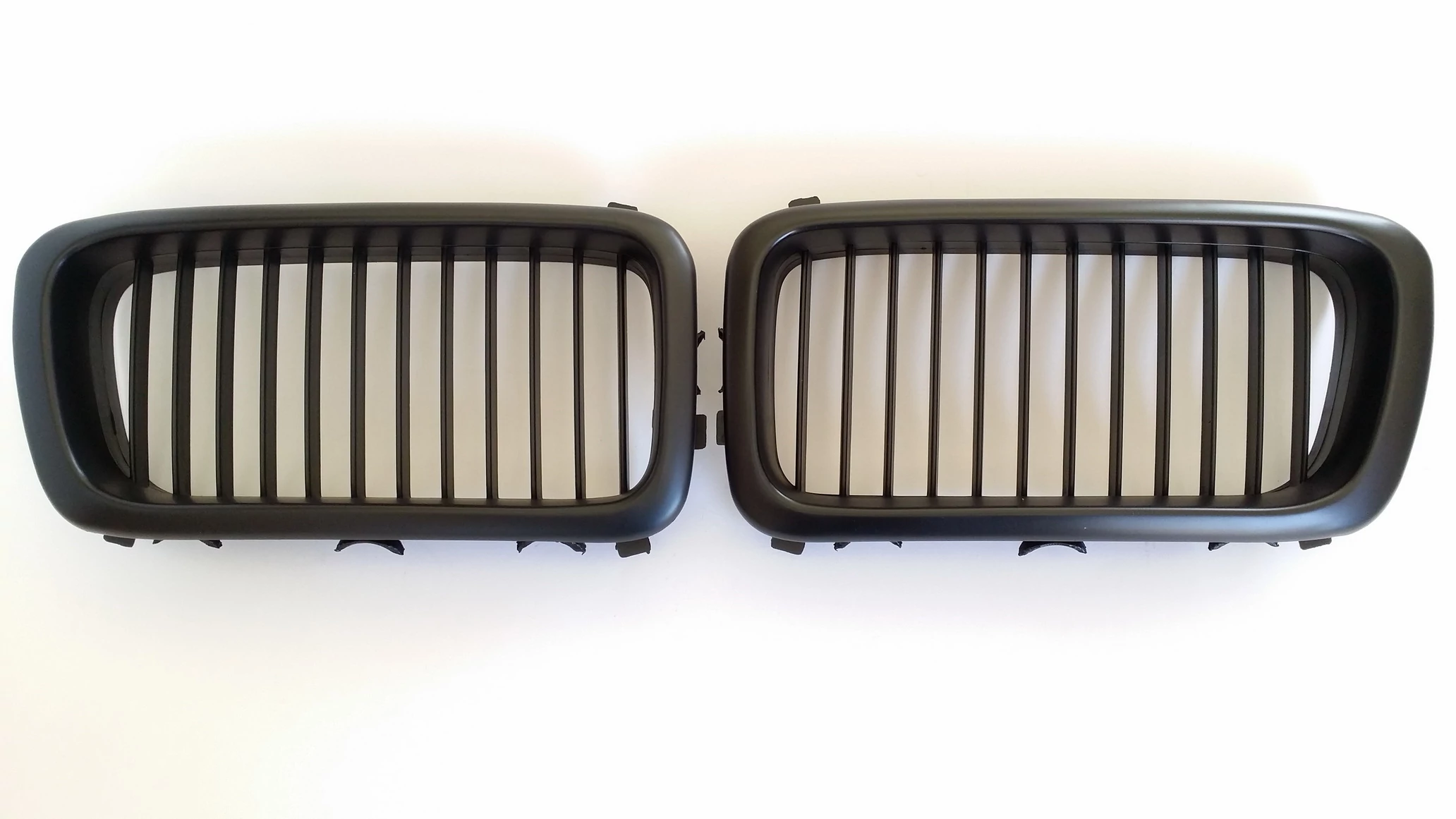 BMW E38 limousine 1994-2001 facelift előtti stílusú matt fekete vese