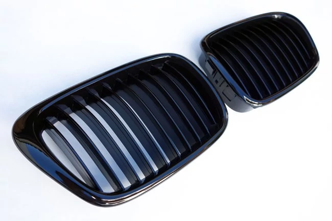 BMW E39 1995-2003 facelift utáni stílusú lakkozott fekete vese