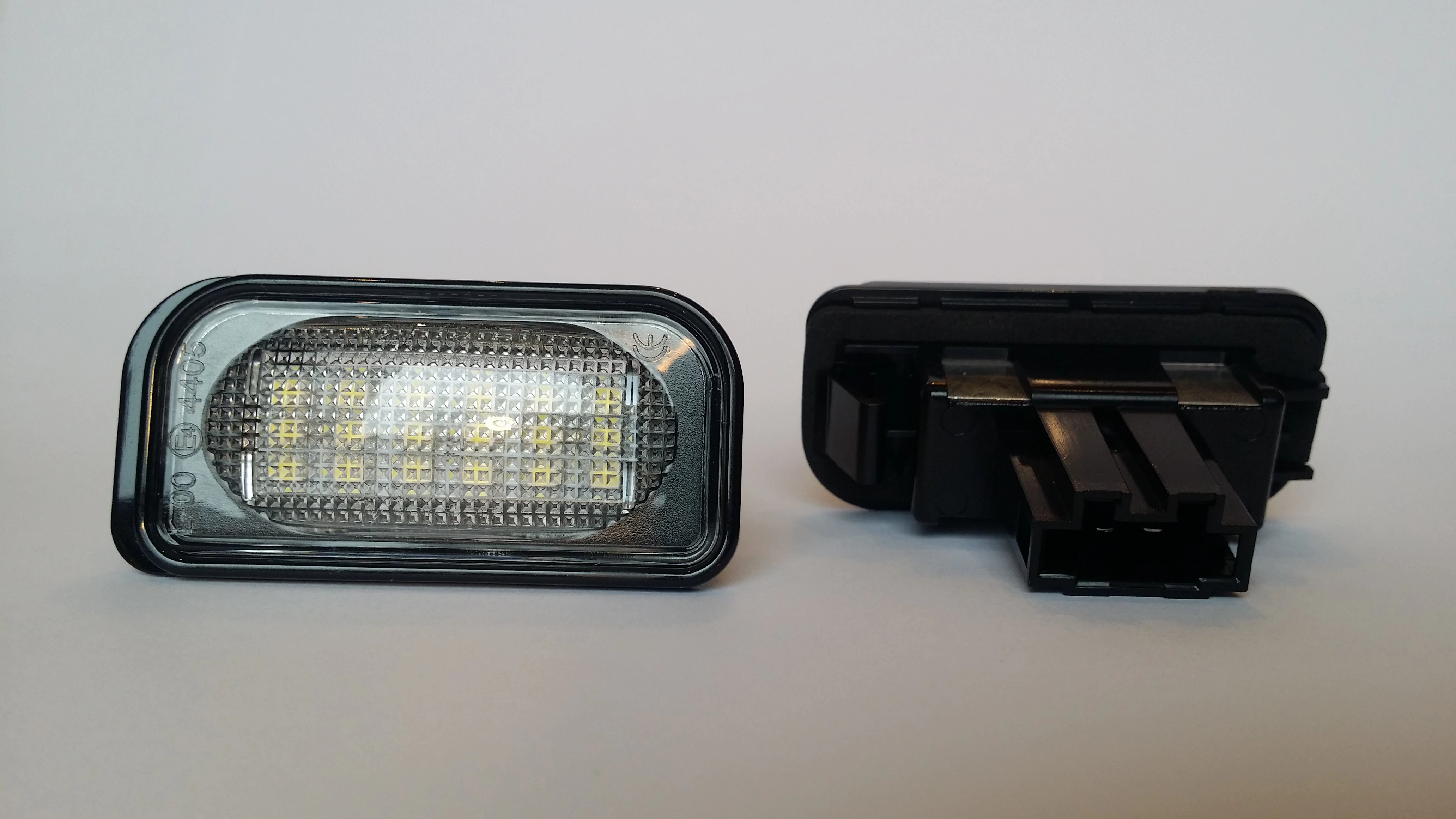 Mercedes Benz W203 sedan limousine fehér SMD LED rendszámtábla világítás