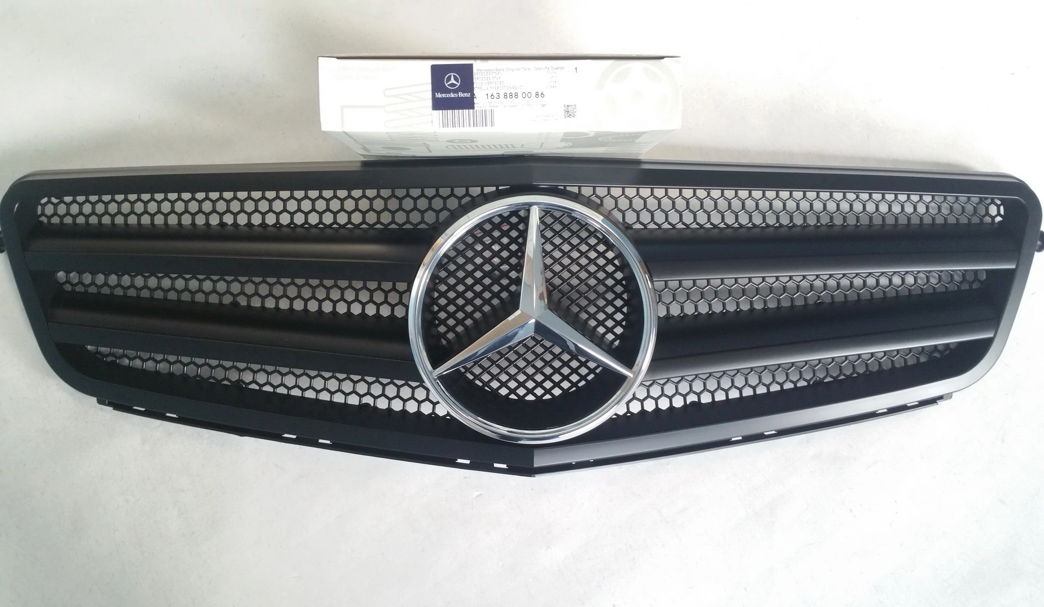 Mercedes Benz W204 matt fekete hűtőrács C63 AMG stílusban